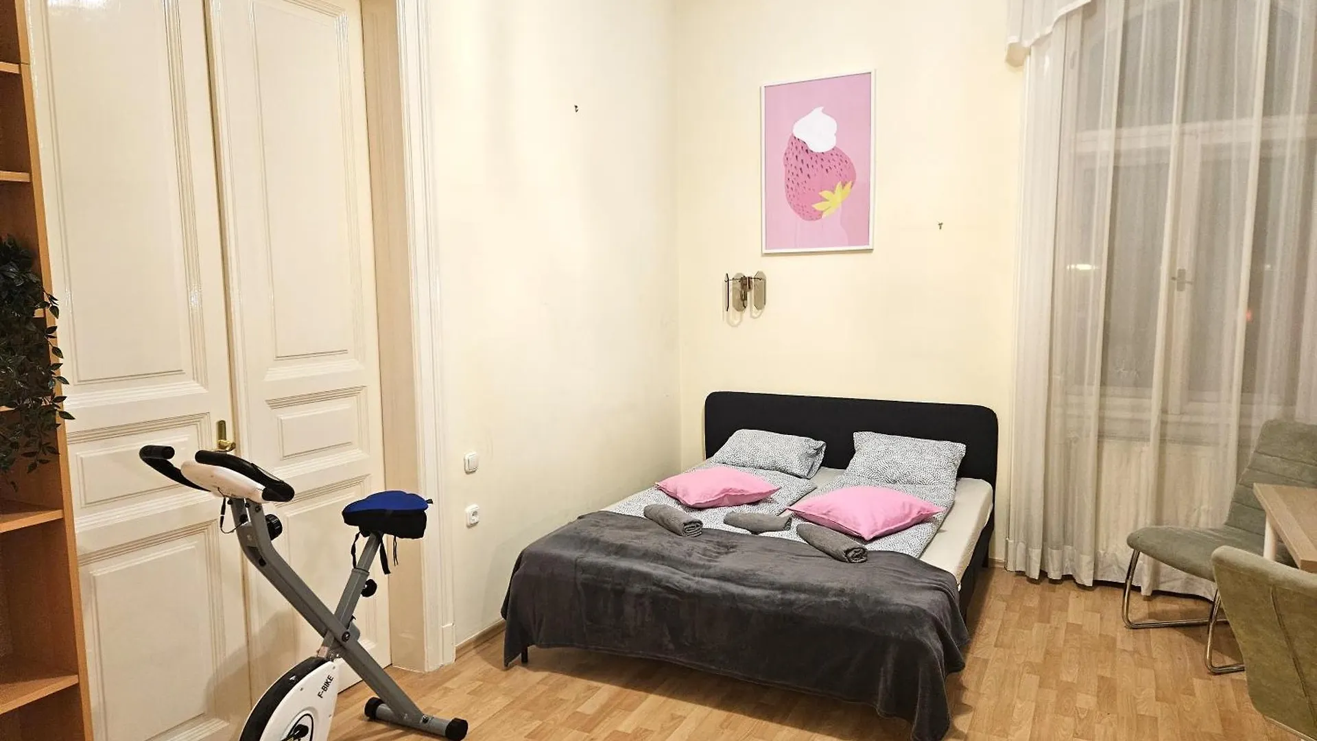 Cozy Apartment And Rooms Near Kalvin Square Budapest Hungary