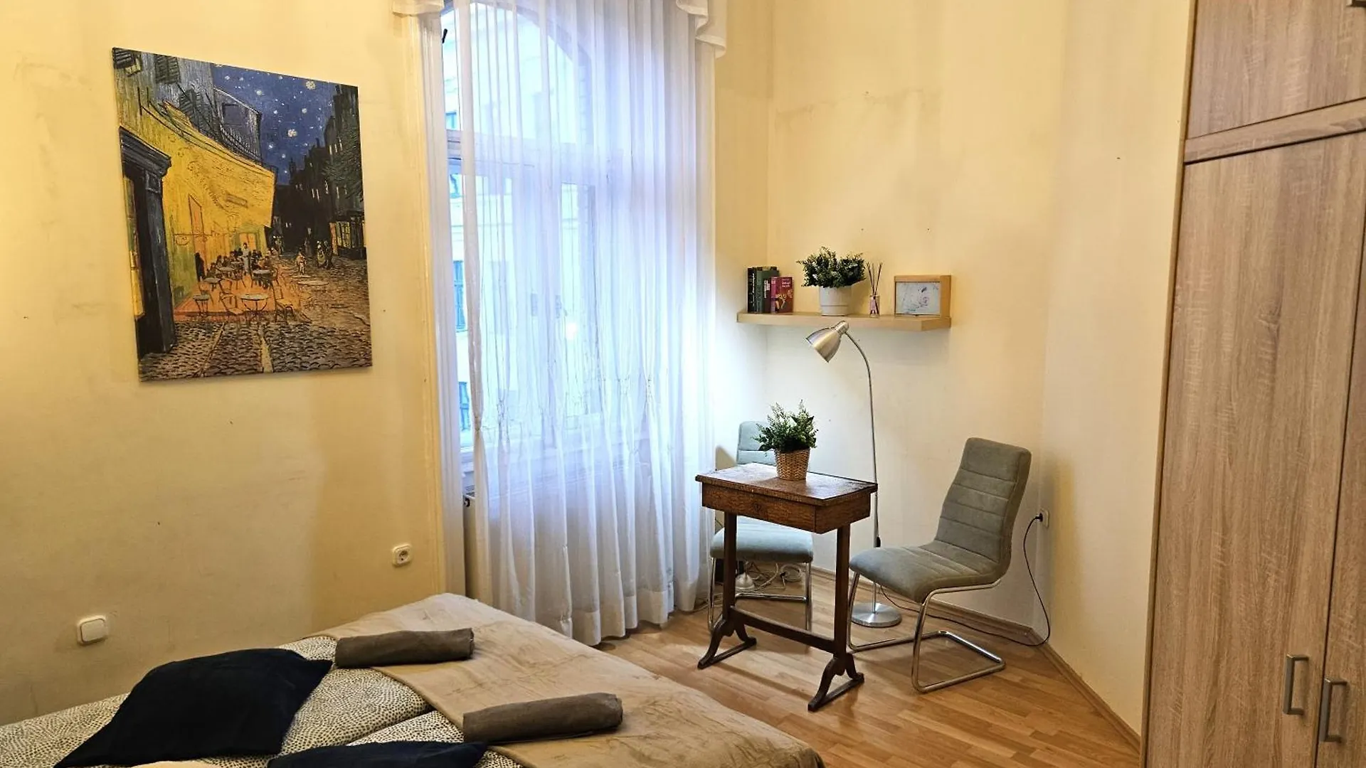Cozy Apartment And Rooms Near Kalvin Square Budapest